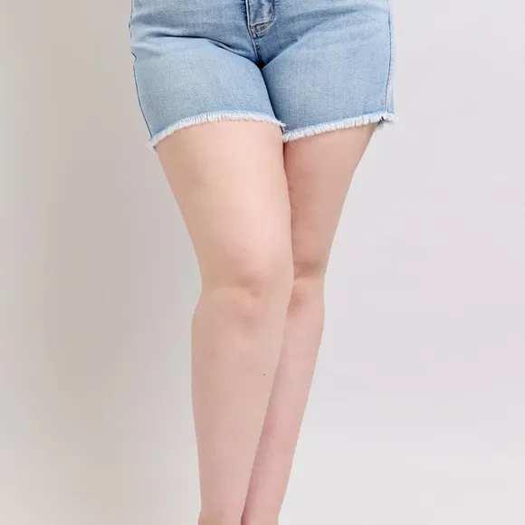 🆕 Judy Blue HW Tummy Control Light Destroy &amp; Fray Hem Shorts