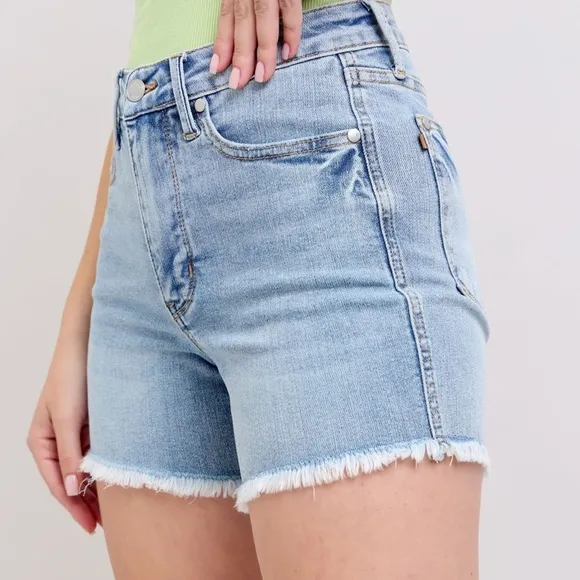 🆕 Judy Blue HW Tummy Control Light Destroy &amp; Fray Hem Shorts