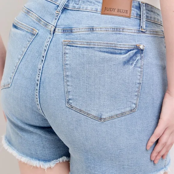 🆕 Judy Blue HW Tummy Control Light Destroy &amp; Fray Hem Shorts