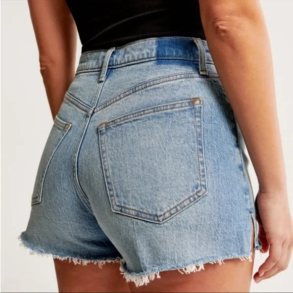 Abercrombie &amp; Fitch  Curve Love High Rise Mom Shorts in Light Medium Size 31