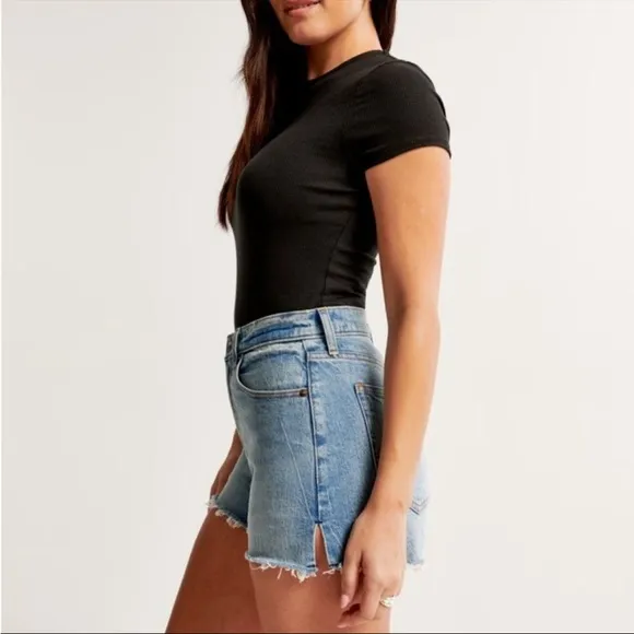 Abercrombie &amp; Fitch  Curve Love High Rise Mom Shorts in Light Medium Size 31