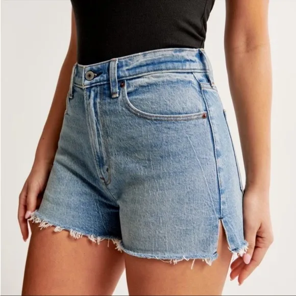Abercrombie &amp; Fitch  Curve Love High Rise Mom Shorts in Light Medium Size 31