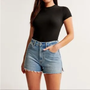 Abercrombie &amp; Fitch  Curve Love High Rise Mom Shorts in Light Medium Size 31