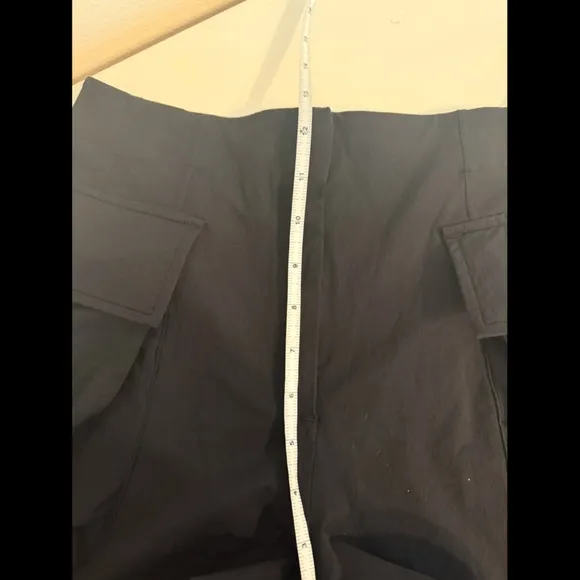 Lululemon Relaxed-Fit Super-High-Rise Cargo Short 4&quot; Black size 6