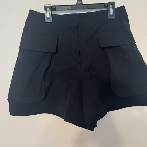Lululemon Relaxed-Fit Super-High-Rise Cargo Short 4&quot; Black size 6