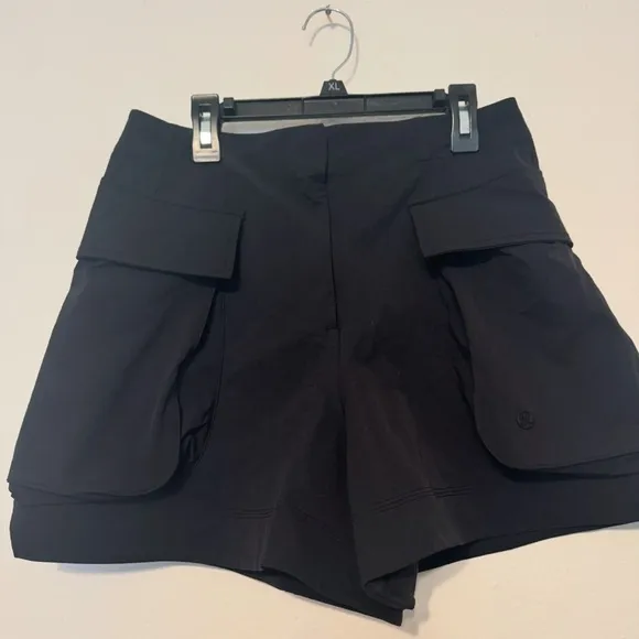 Lululemon Relaxed-Fit Super-High-Rise Cargo Short 4&quot; Black size 6