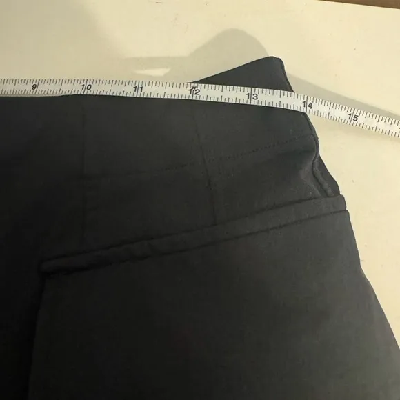Lululemon Relaxed-Fit Super-High-Rise Cargo Short 4&quot; Black size 6