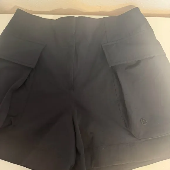 Lululemon Relaxed-Fit Super-High-Rise Cargo Short 4&quot; Black size 6