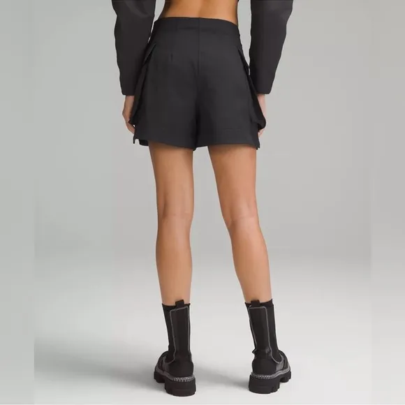 Lululemon Relaxed-Fit Super-High-Rise Cargo Short 4&quot; Black size 6