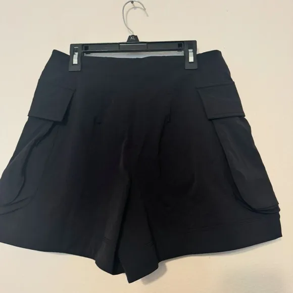Lululemon Relaxed-Fit Super-High-Rise Cargo Short 4&quot; Black size 6