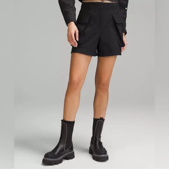 Lululemon Relaxed-Fit Super-High-Rise Cargo Short 4&quot; Black size 6