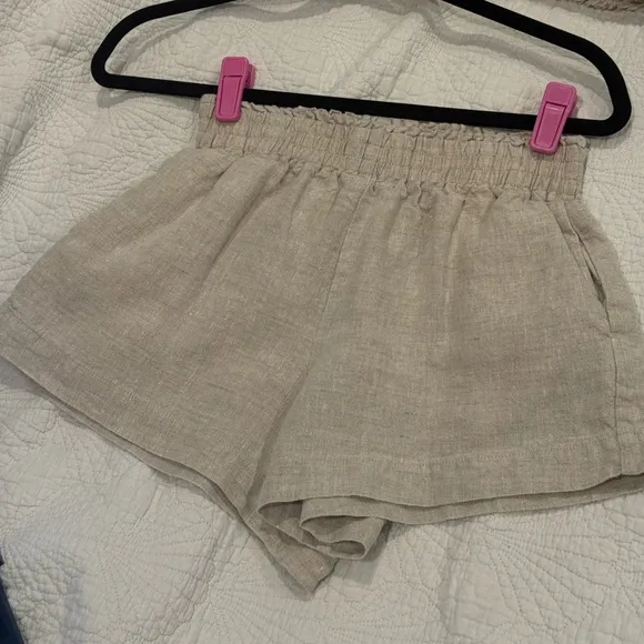 Reformation Mila Linen Short Oatmeal. Lightweight Elastic waistband &amp; pockets.